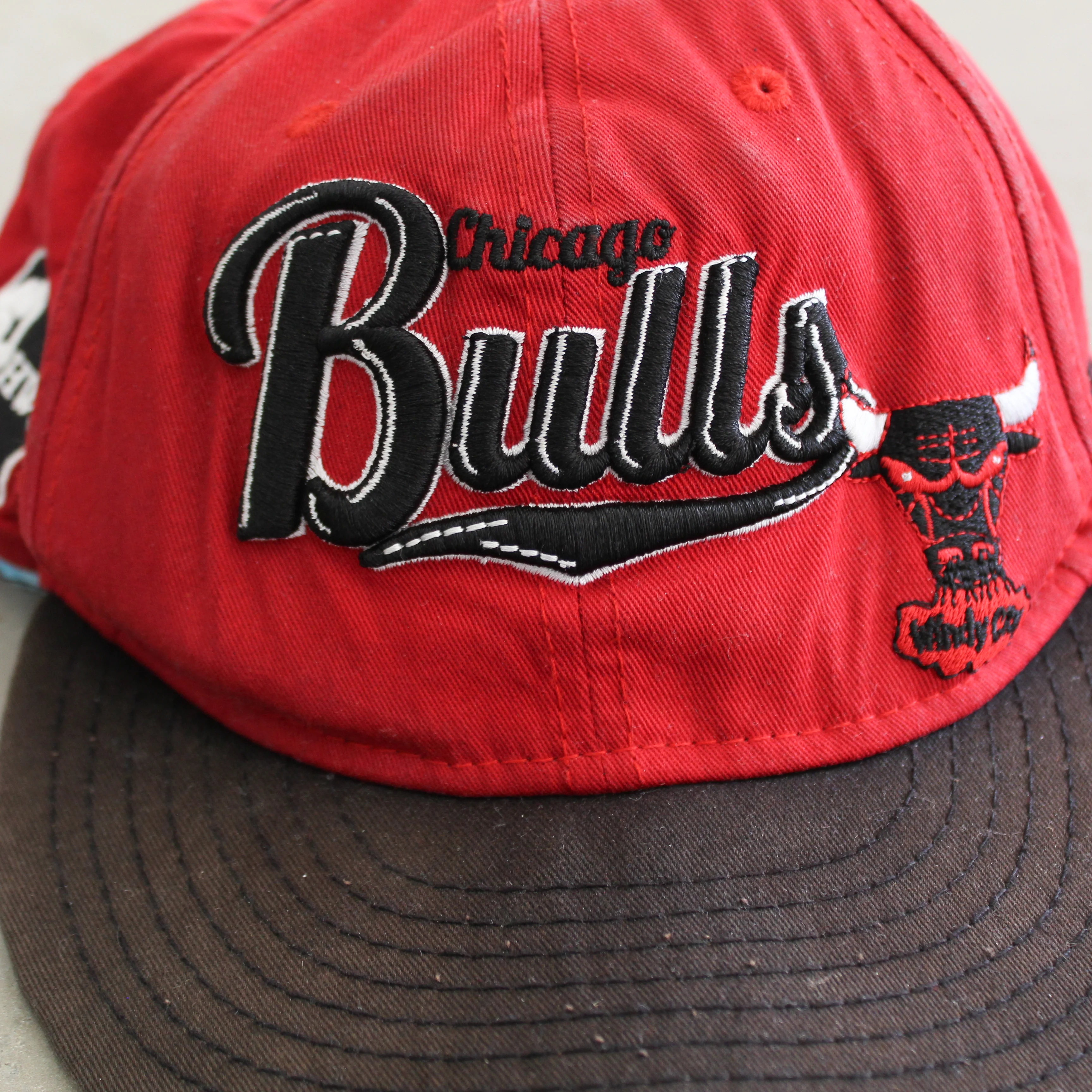 F- Vintage Chicago Bulls NBA New Era Text & Logo Snapback Hat - Image 3