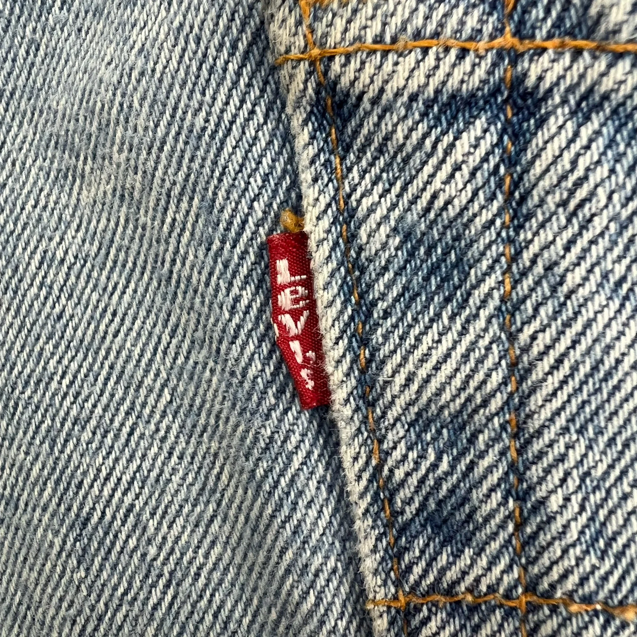 J- Vintage Levi's 550 Light Blue Denim Jorts - W34 - Image 4